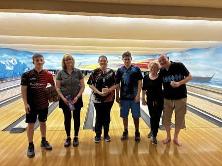 14.4. se odehrálo 3. kolo turnaje smíšených dvojic. Byl to napínavý souboj, ve kterém se po každé hře měnila jména na stupních vítězů. Nakonec bylo pořadí následovné: na prvním místě se s náhozem 1466 bodů umístili Nikola Vítková a Kryštof Pospíšil, těsně za nimi s náhozem 1457 druzí Naďa Martínková a Jan Hrazdíra a na třetím místě se s náhozem 1357 umístili Alena Pačinková s Pavlem Nádvorníkem. Gratulujeme vítězům a těšíme se na Vás příště.